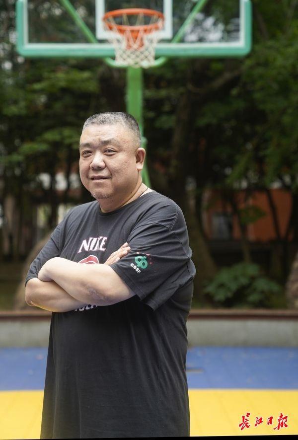 带出国家冠军队的武汉二中篮球“老爹”李勇：“一无所有”又“无所不有”