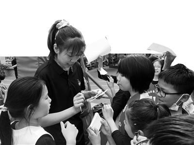 新疆女篮进校园与小学生互动