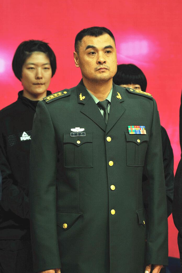王治郅上央视，穿作战服亮相！如今远离中国篮坛，未来或升至将军(11)