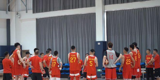 中国男篮第一堂训练课，两名球员缺席，一人始终没见踪影引起猜测(3)