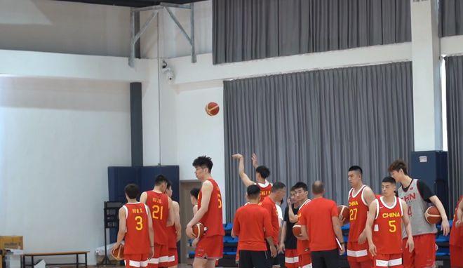 中国男篮第一堂训练课，两名球员缺席，一人始终没见踪影引起猜测(5)