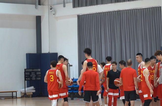 中国男篮第一堂训练课，两名球员缺席，一人始终没见踪影引起猜测(6)