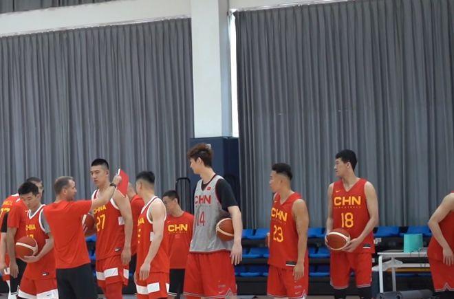 中国男篮第一堂训练课，两名球员缺席，一人始终没见踪影引起猜测(7)