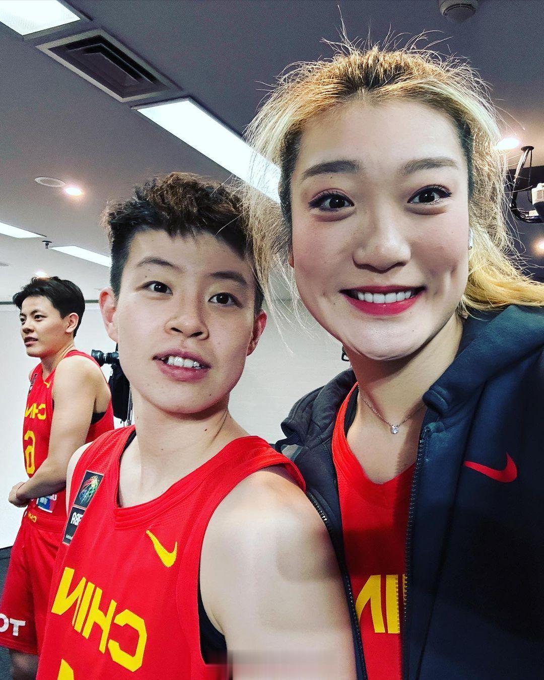 中国女篮今天在拍摄亚洲杯定妆照，队员们在社交媒体上已经放出来一些花絮了，比赛临近(1)