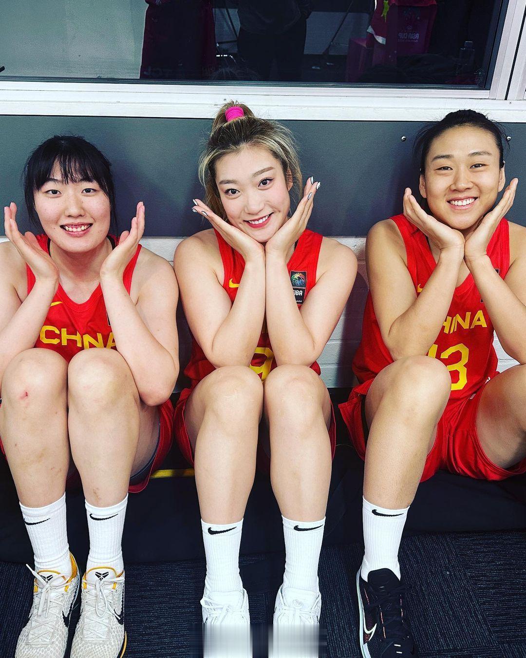 中国女篮今天在拍摄亚洲杯定妆照，队员们在社交媒体上已经放出来一些花絮了，比赛临近(2)