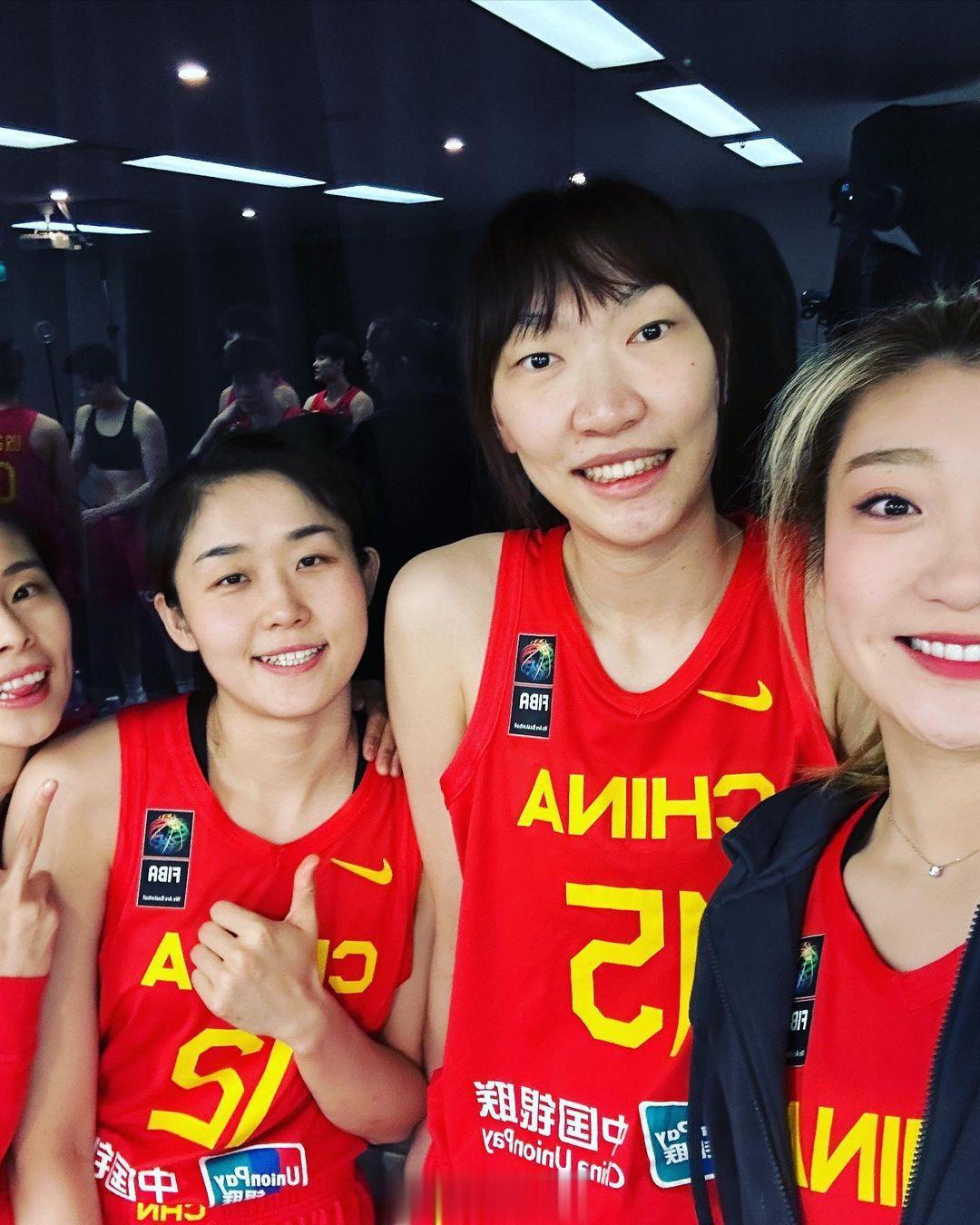中国女篮今天在拍摄亚洲杯定妆照，队员们在社交媒体上已经放出来一些花絮了，比赛临近(3)