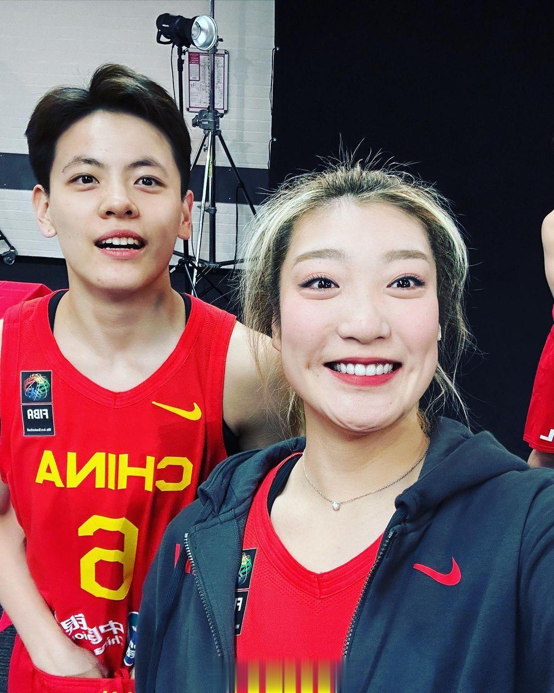 中国女篮今天在拍摄亚洲杯定妆照，队员们在社交媒体上已经放出来一些花絮了，比赛临近(4)