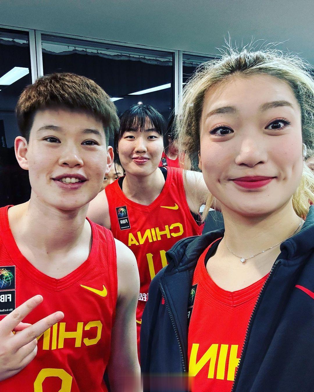 中国女篮今天在拍摄亚洲杯定妆照，队员们在社交媒体上已经放出来一些花絮了，比赛临近(6)