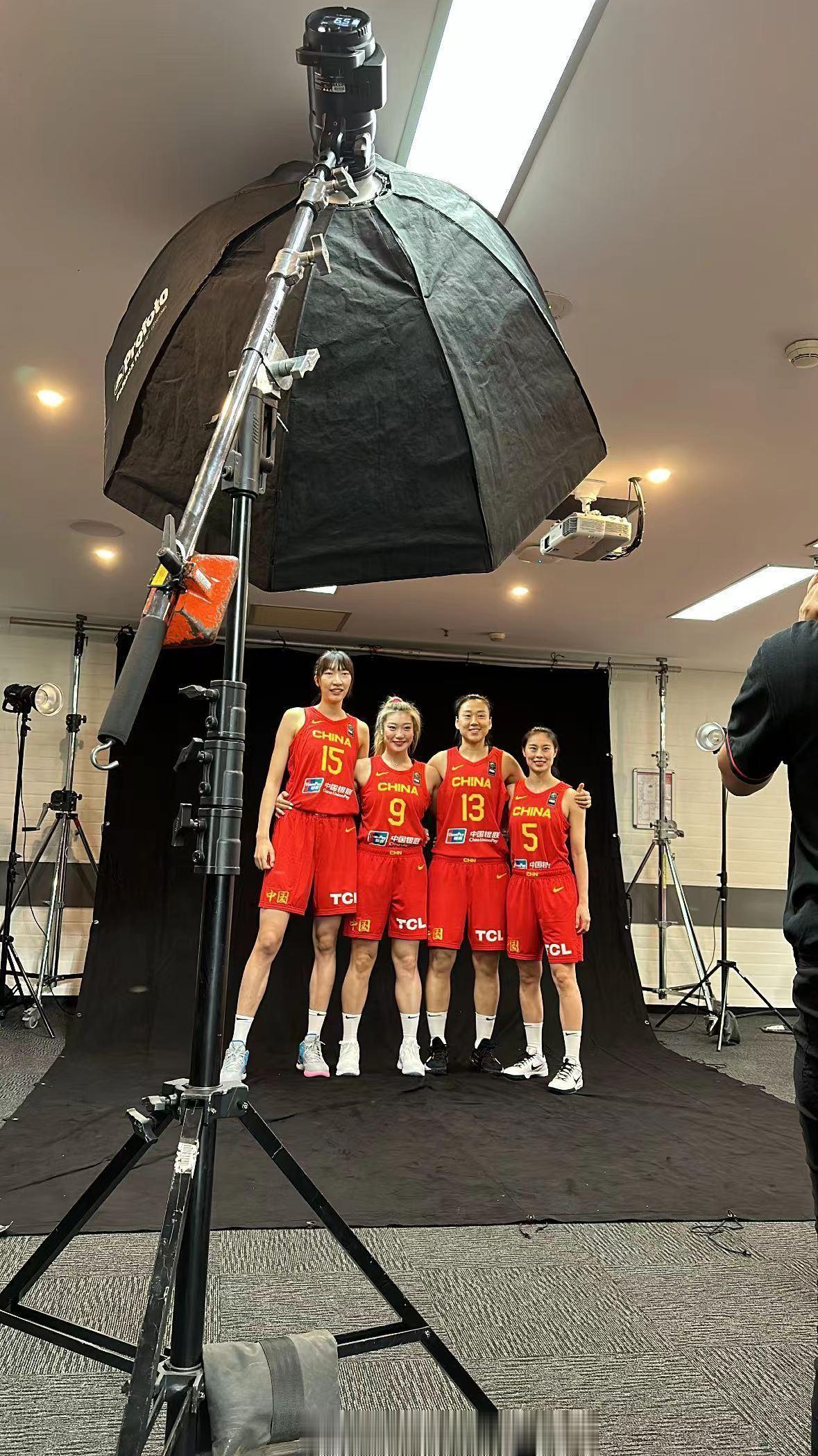 中国女篮今天在拍摄亚洲杯定妆照，队员们在社交媒体上已经放出来一些花絮了，比赛临近(7)