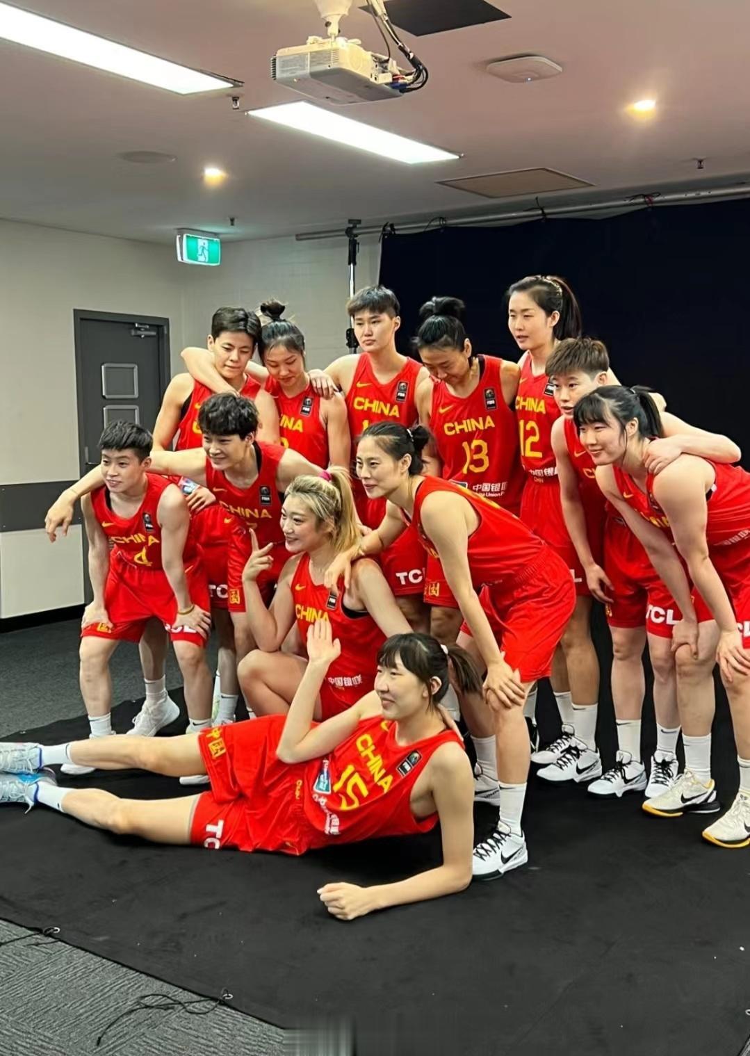 中国女篮今天在拍摄亚洲杯定妆照，队员们在社交媒体上已经放出来一些花絮了，比赛临近(9)