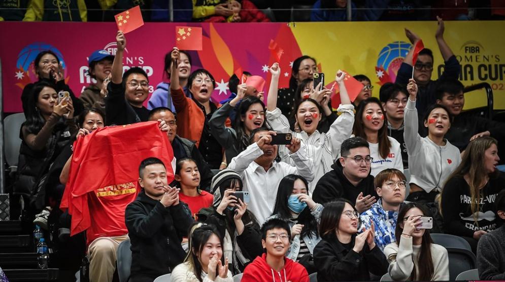 这一刻，激动人心，中国队两战狂赢79分，姑娘们太棒了，喜提连胜(4)
