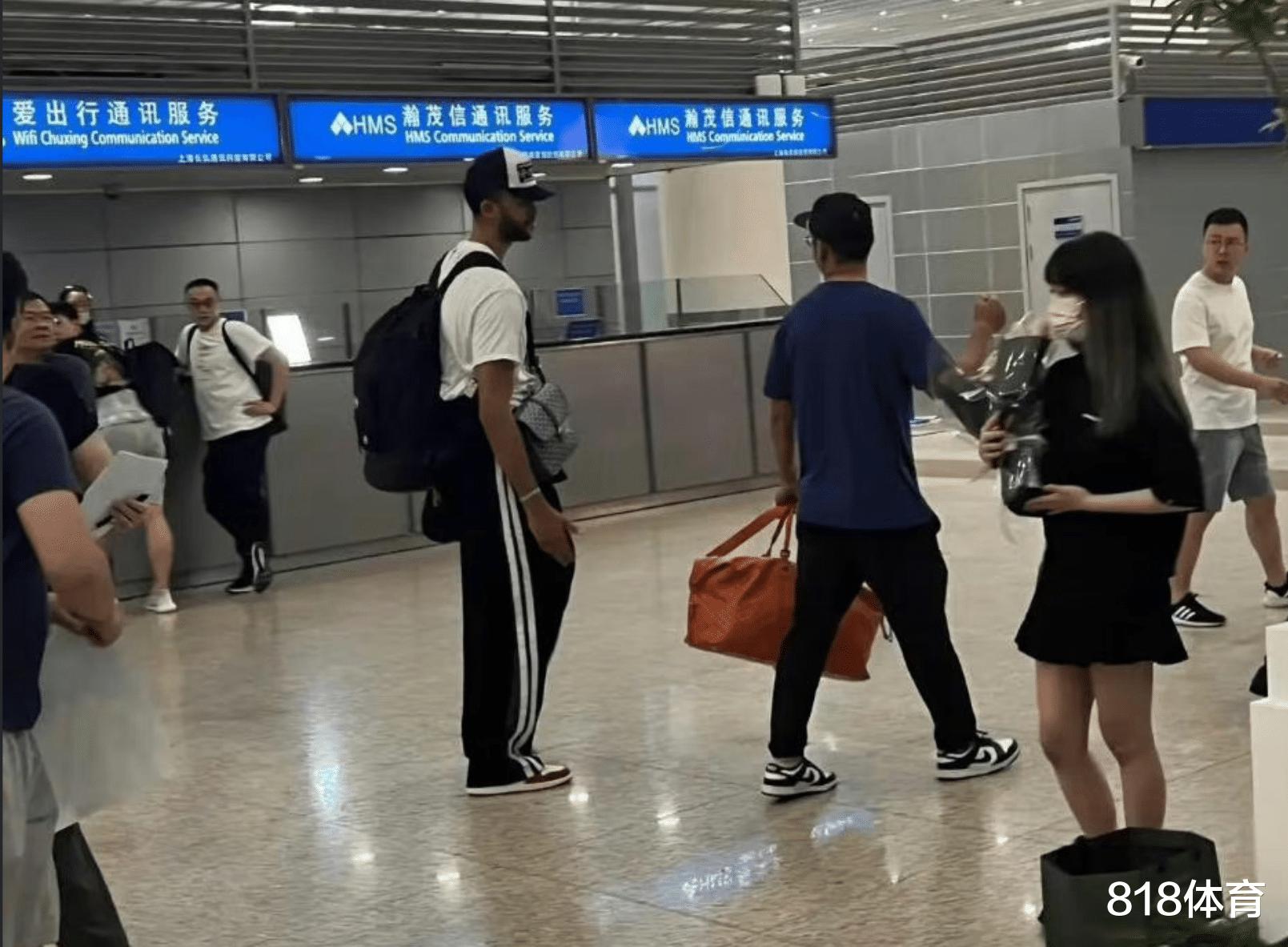 他来了! 李凯尔抵达上海浦东机场, 经纪人婉拒球迷签名要求迅速撤离(5)