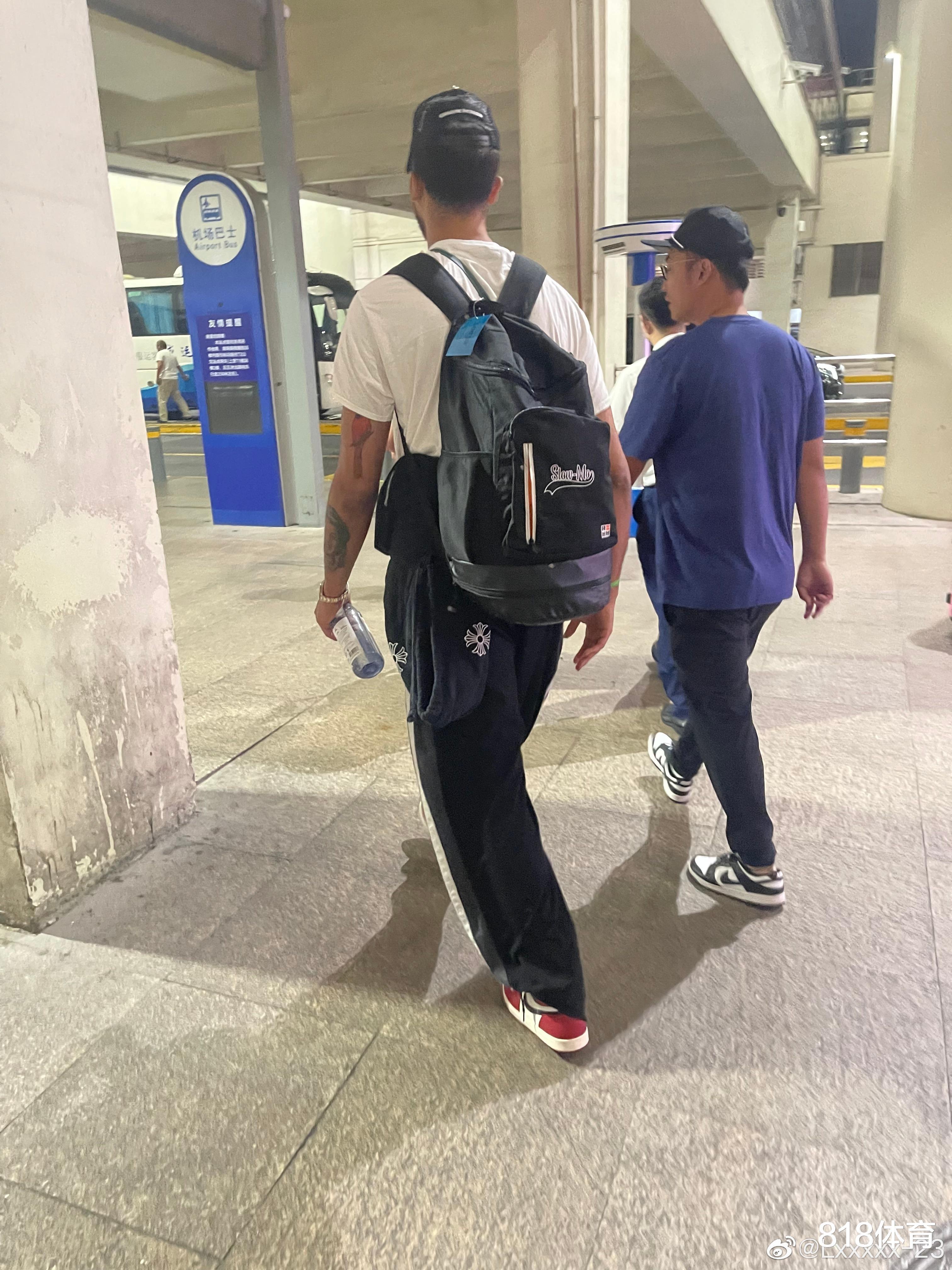 他来了! 李凯尔抵达上海浦东机场, 经纪人婉拒球迷签名要求迅速撤离(6)