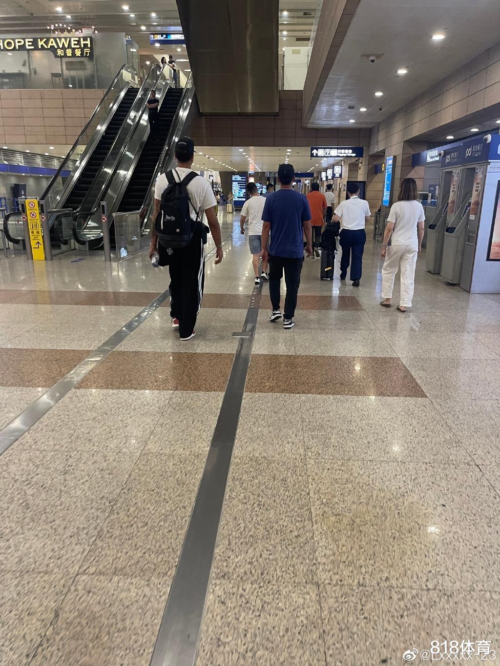 他来了! 李凯尔抵达上海浦东机场, 经纪人婉拒球迷签名要求迅速撤离(7)