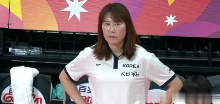 韩国女篮主帅为郑先珉，对阵中国女篮时，掐着腰板着脸站在场边凝视赛况，分析场上局势