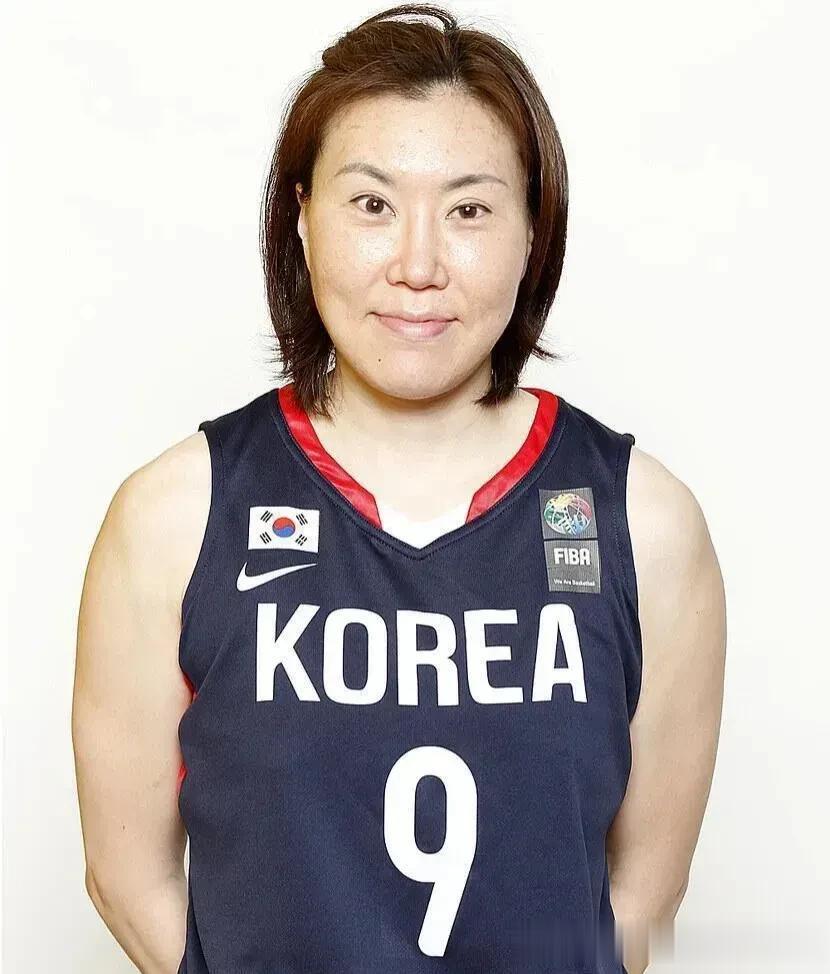 韩国女篮主帅为郑先珉，对阵中国女篮时，掐着腰板着脸站在场边凝视赛况，分析场上局势(2)