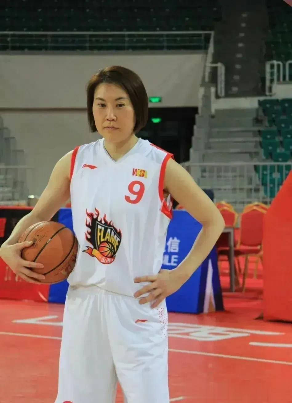 韩国女篮主帅为郑先珉，对阵中国女篮时，掐着腰板着脸站在场边凝视赛况，分析场上局势(3)