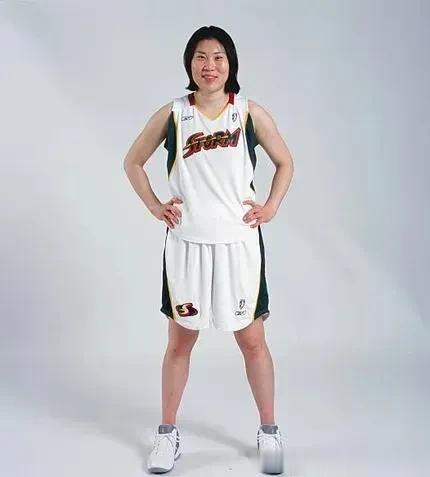 韩国女篮主帅为郑先珉，对阵中国女篮时，掐着腰板着脸站在场边凝视赛况，分析场上局势(4)