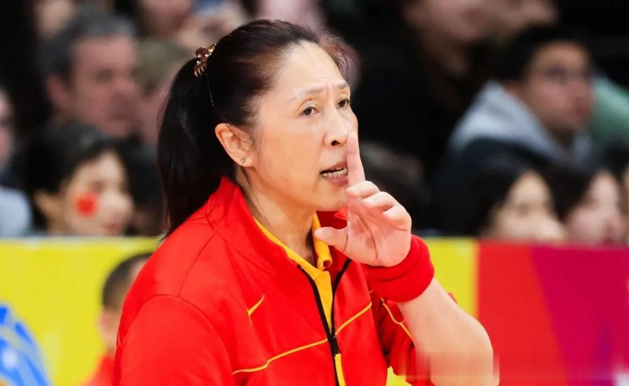 韩国女篮主帅为郑先珉，对阵中国女篮时，掐着腰板着脸站在场边凝视赛况，分析场上局势(5)