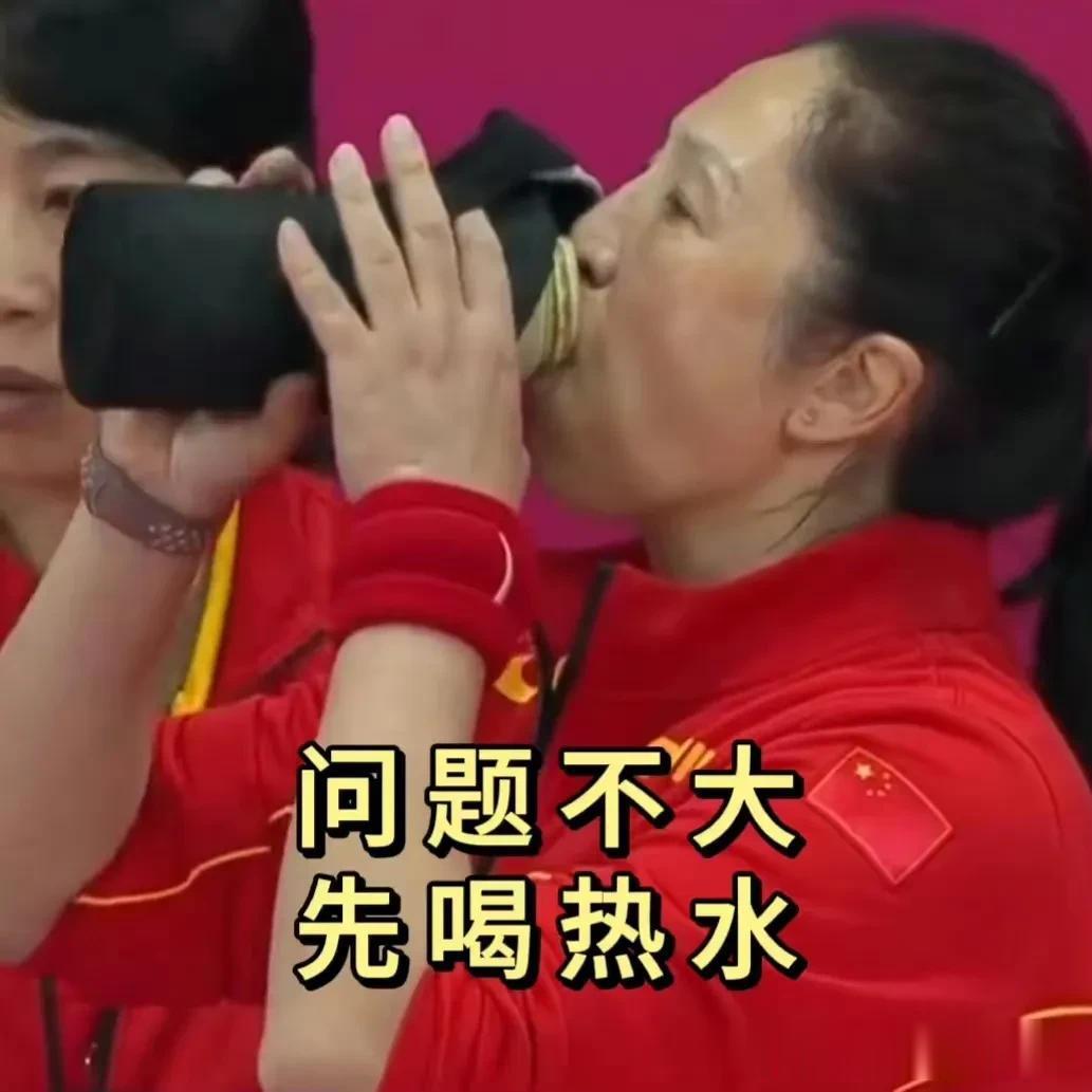 韩国女篮主帅为郑先珉，对阵中国女篮时，掐着腰板着脸站在场边凝视赛况，分析场上局势(6)