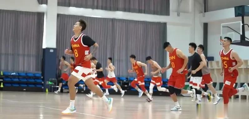 男篮加练罚球！一人不进全队陪跑！
中国男篮官方近期公布了集训视频，
并且配文道:(2)