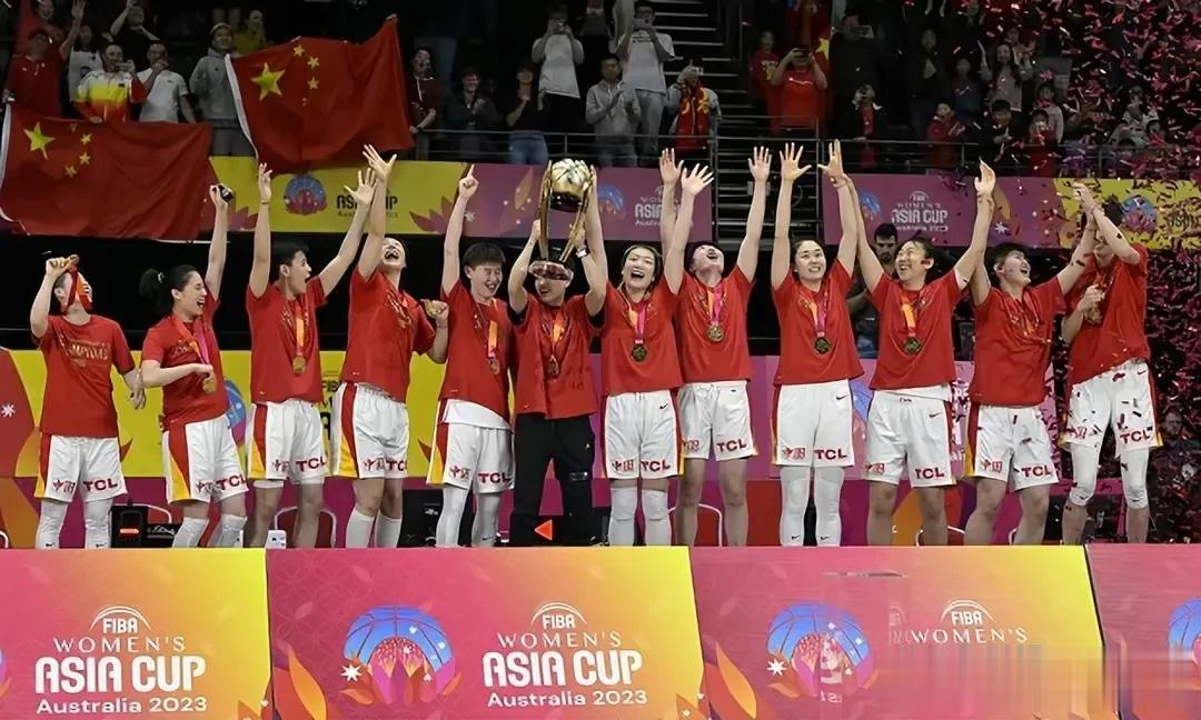 实至名归，中国女篮时隔12年夺回亚洲杯冠军！女篮四人居功至伟，请求都别再喷李梦了