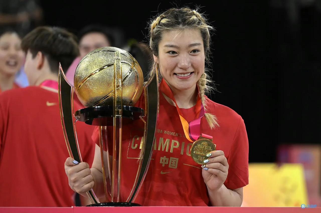 狂砍17分5板6攻助中国女篮夺冠！球迷排队给李梦道歉，郑薇姚明赌对了。

在最近(3)