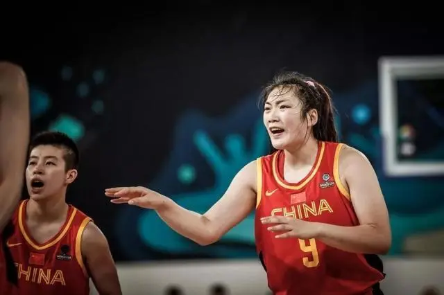 亚洲杯女篮夺冠！李梦黄发美甲留下泪水，展现她的坚韧与情感
