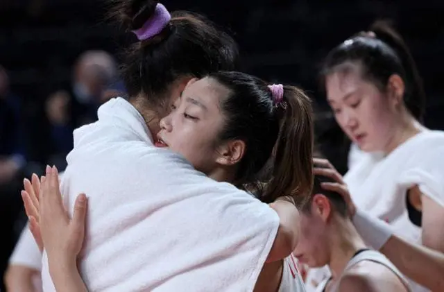 亚洲杯女篮夺冠！李梦黄发美甲留下泪水，展现她的坚韧与情感(2)