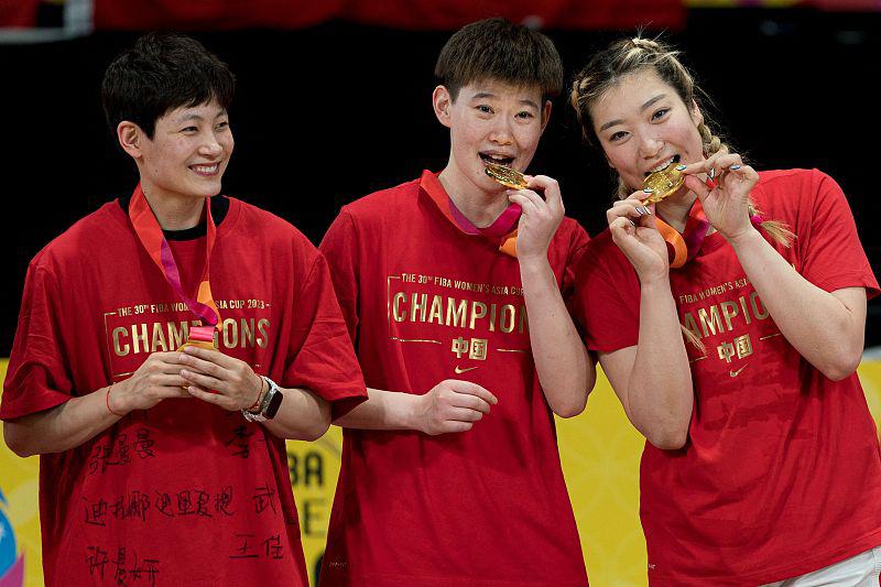 FIBA公布喜讯，中国篮球获世界第一，直通奥运有戏了！(1)