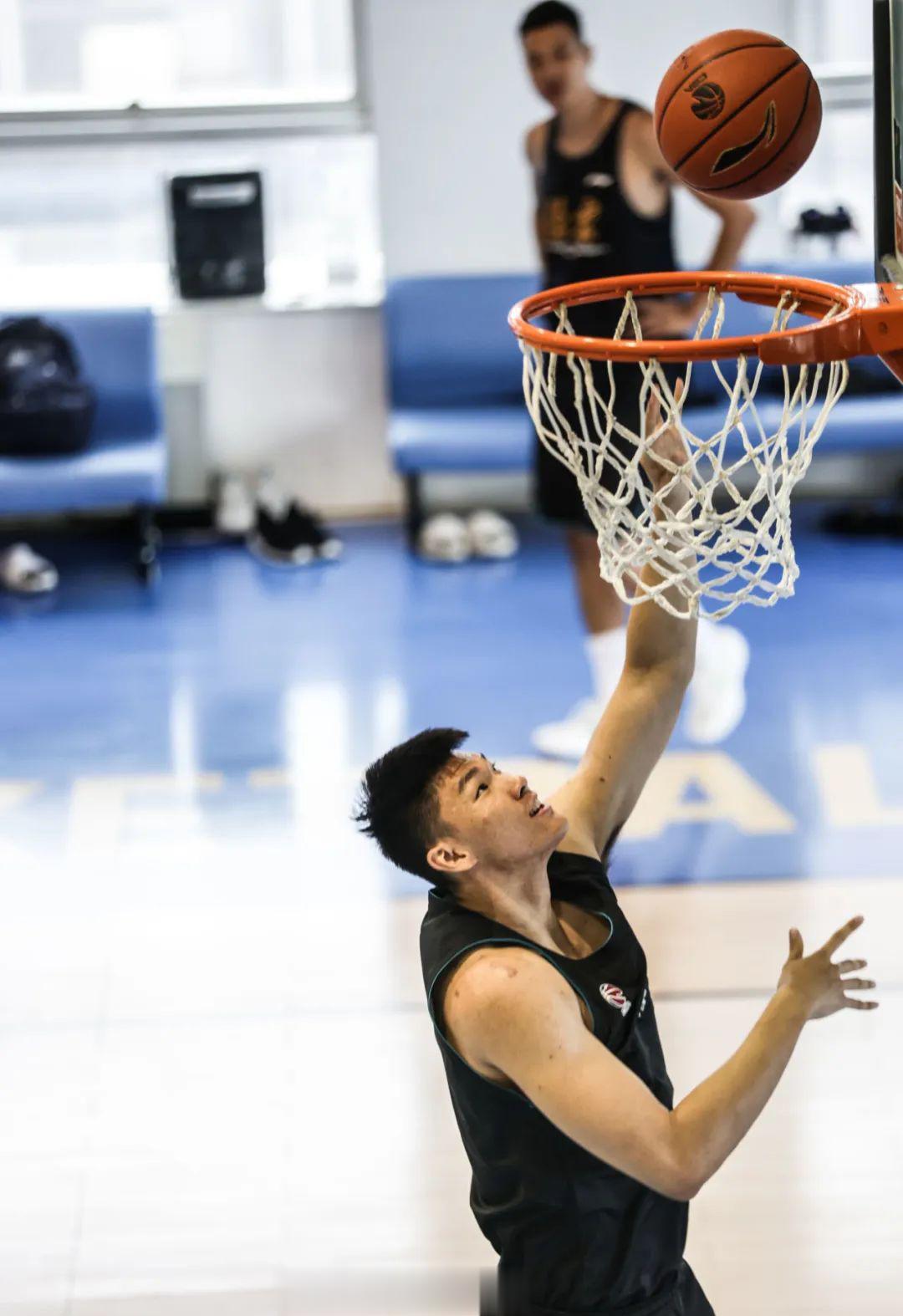 北京首钢男篮今天发布训练照片，范子铭正常随队训练，据了解他留队的概率越来越大。#(1)