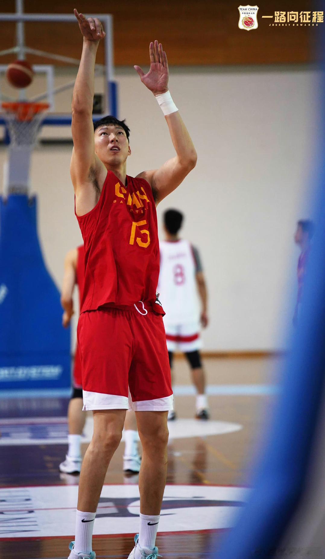 中国男篮对克罗地亚的热身赛，周琦时隔半年多终于复出，全场出战18分钟，10投4中(1)