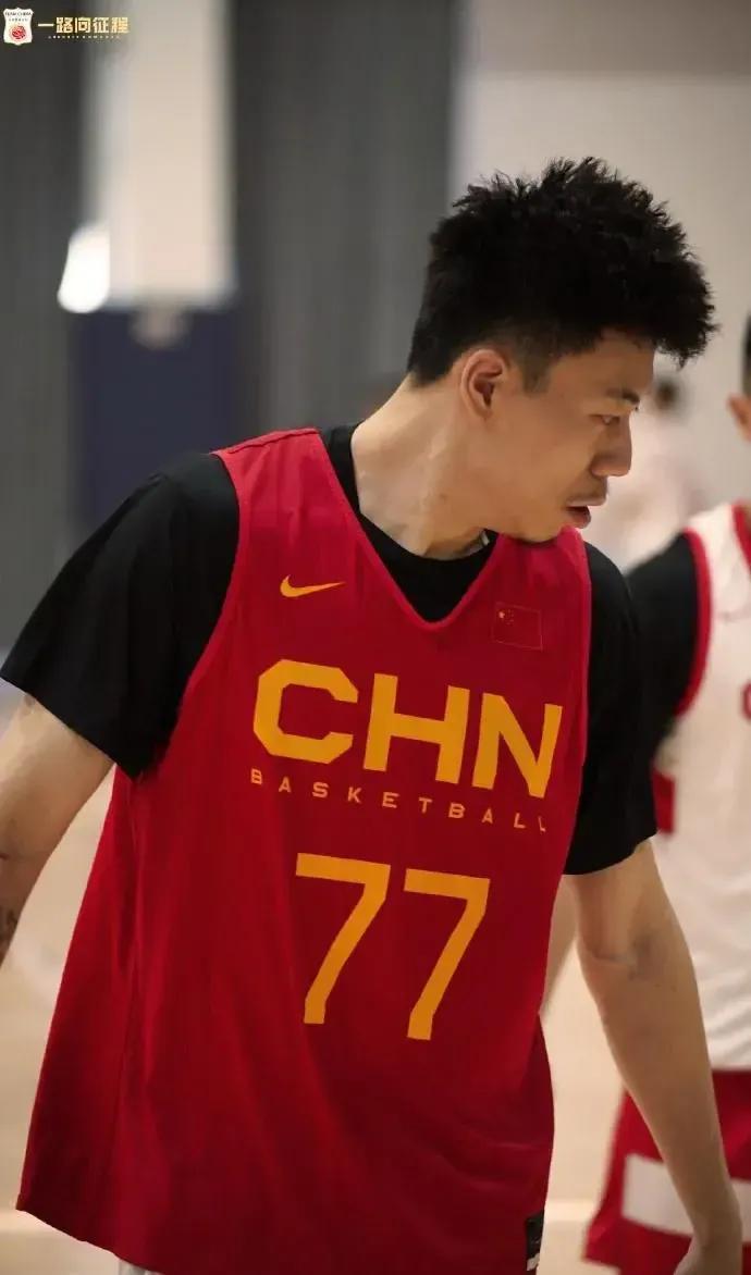 中国男篮迎来坏消息，欧洲热身赛第二场对阵克罗地亚，比赛进行到第二节的时候内线核心(2)