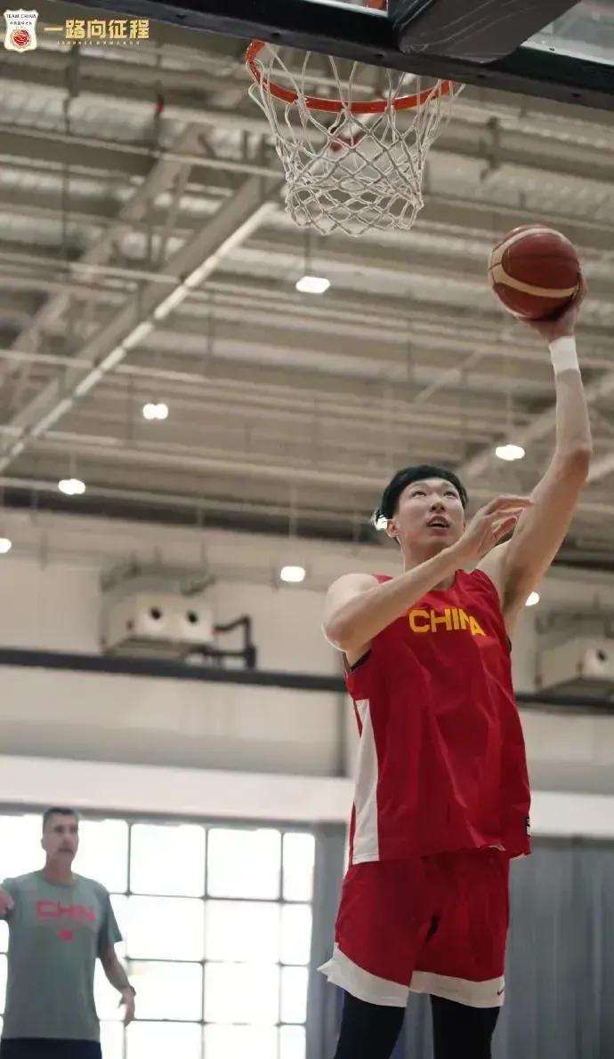 中国男篮迎来坏消息，欧洲热身赛第二场对阵克罗地亚，比赛进行到第二节的时候内线核心(3)