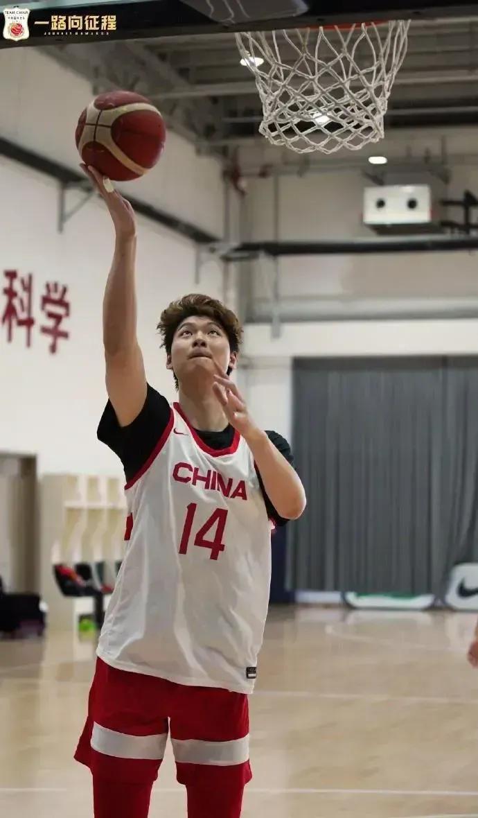 中国男篮迎来坏消息，欧洲热身赛第二场对阵克罗地亚，比赛进行到第二节的时候内线核心(4)