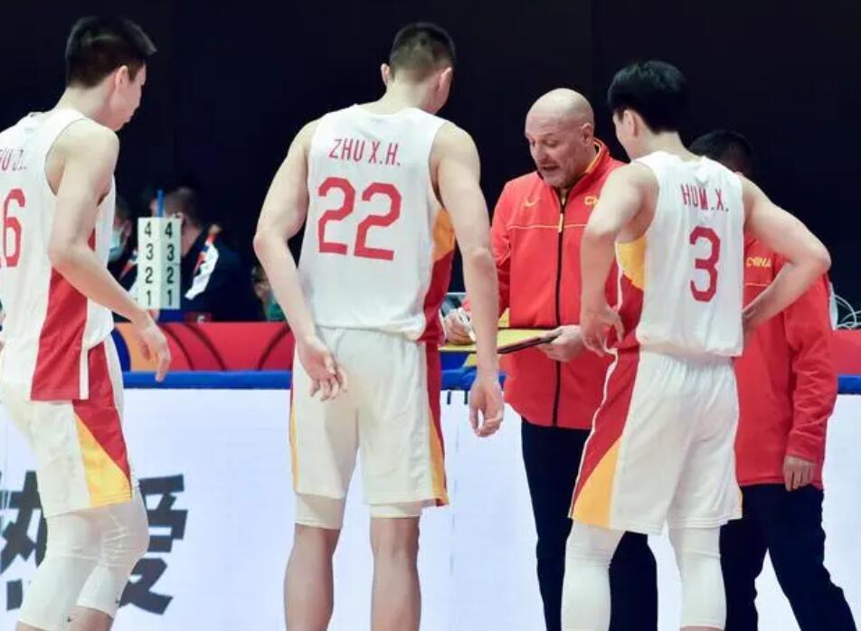 中国男篮第二场热身赛：从球员的配置和出场时间判断，这场比赛老乔是打算赢球的，首先