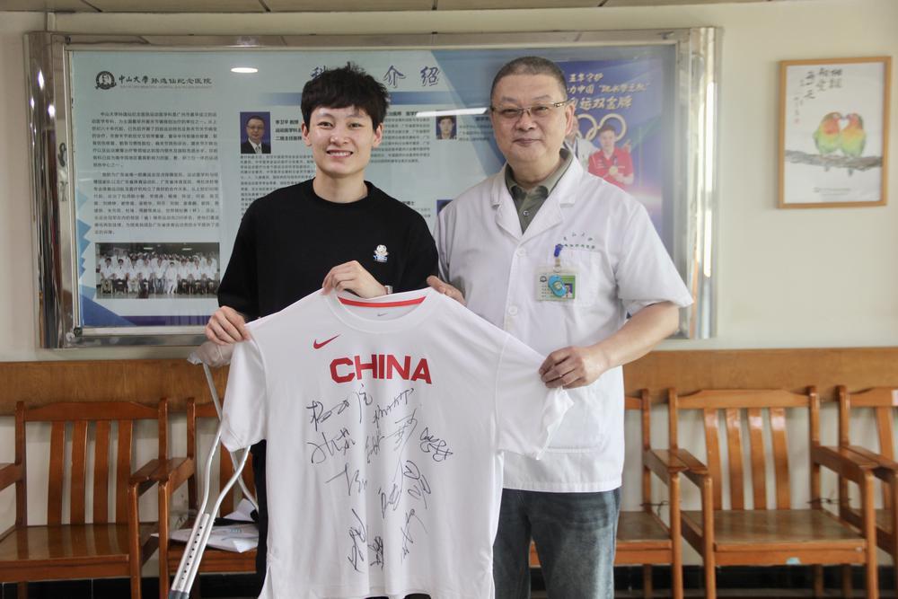 拿着国家队签名服来谢他！中国女篮队长杨力维来广州只为这件事(1)