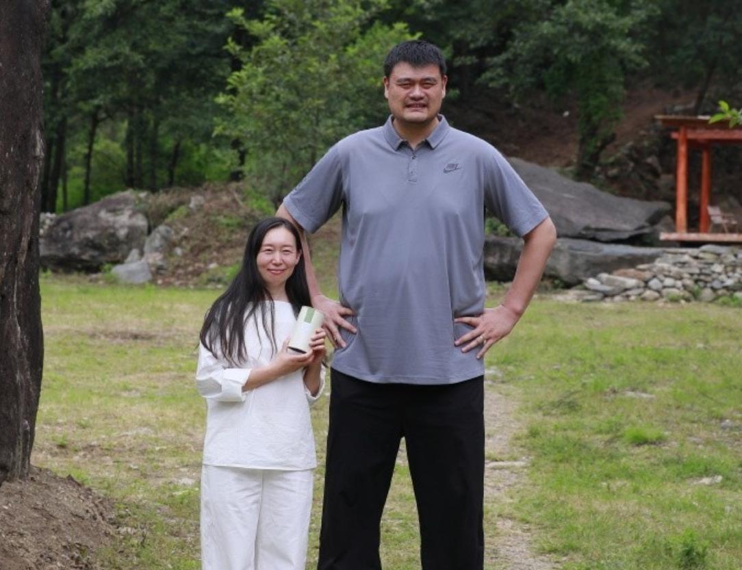 43岁姚明带父母云南旅游品茶！体重400斤椅子太小，71岁父亲气场强大(4)