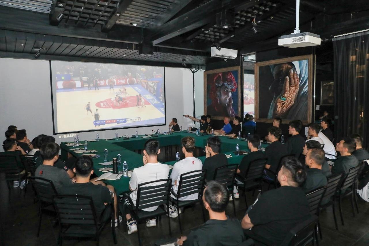 昨日，新疆广汇篮球俱乐部召开2022-23赛季总结暨新赛季动员会，球队全员参加。(3)