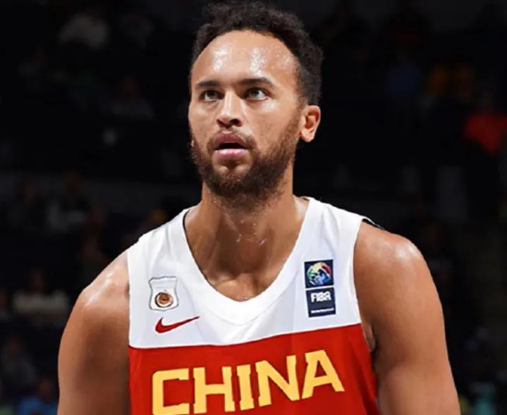 中国篮协：李凯尔已获中国国籍！

李凯尔拥有1/8中国血统，在NBA森林狼效力，(2)