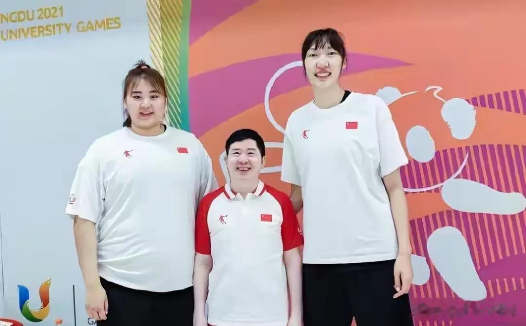 成都世界大学生运动会，中国女篮12人大名单：
——韩旭：中锋，2.05米，24岁(1)