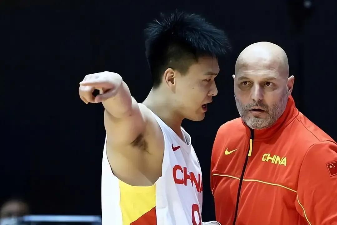 北京时间7月24日，正在欧洲进行拉练的中国男篮传来了最新的消息，中国男篮12人大(1)