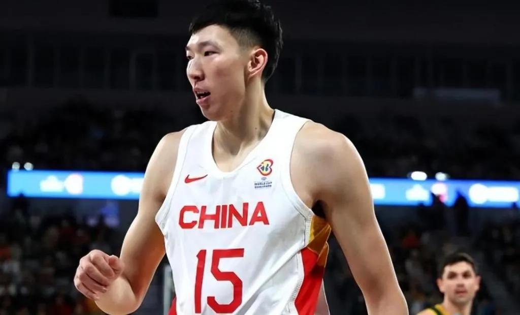 北京时间7月24日，正在欧洲进行拉练的中国男篮传来了最新的消息，中国男篮12人大(2)