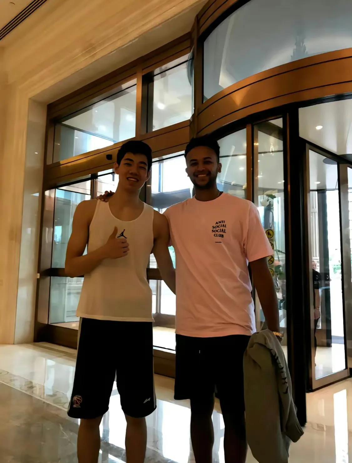  2018年浙江广厦篮球俱乐部一年级新生朱俊龙与到访的贵宾李凯尔（图一）

 2(1)