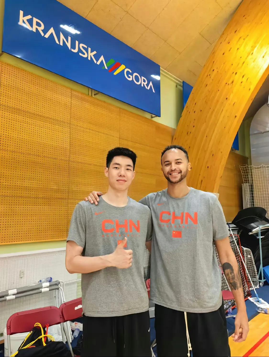  2018年浙江广厦篮球俱乐部一年级新生朱俊龙与到访的贵宾李凯尔（图一）

 2(2)