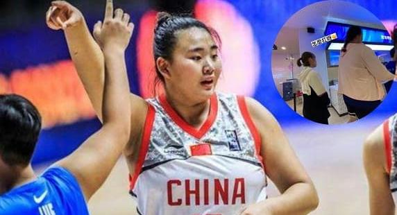 201cm+110kg女版奥尼尔！中国台北女球员晒刘禹彤背影照：怎么扛呀？(1)