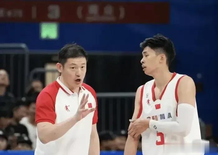 看了大运会中国大学生男篮的两场比赛，发现一个很严重的问题，就是：
“一将无能累死