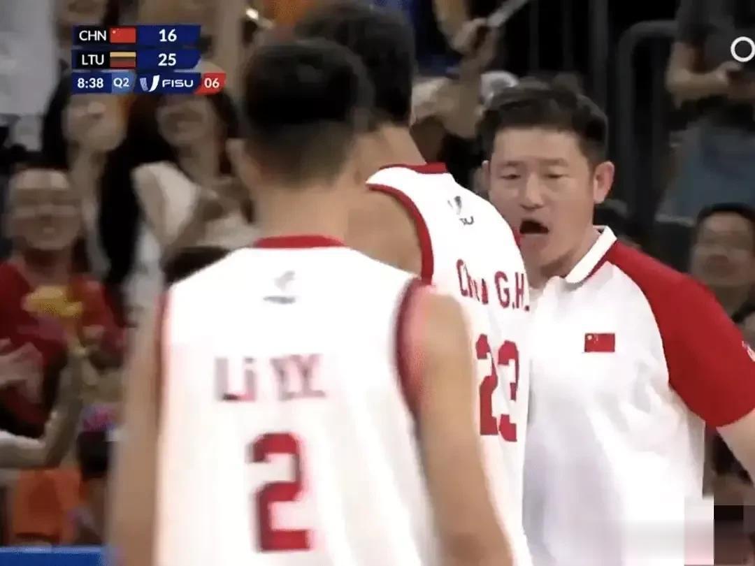 看了大运会中国大学生男篮的两场比赛，发现一个很严重的问题，就是：
“一将无能累死(2)