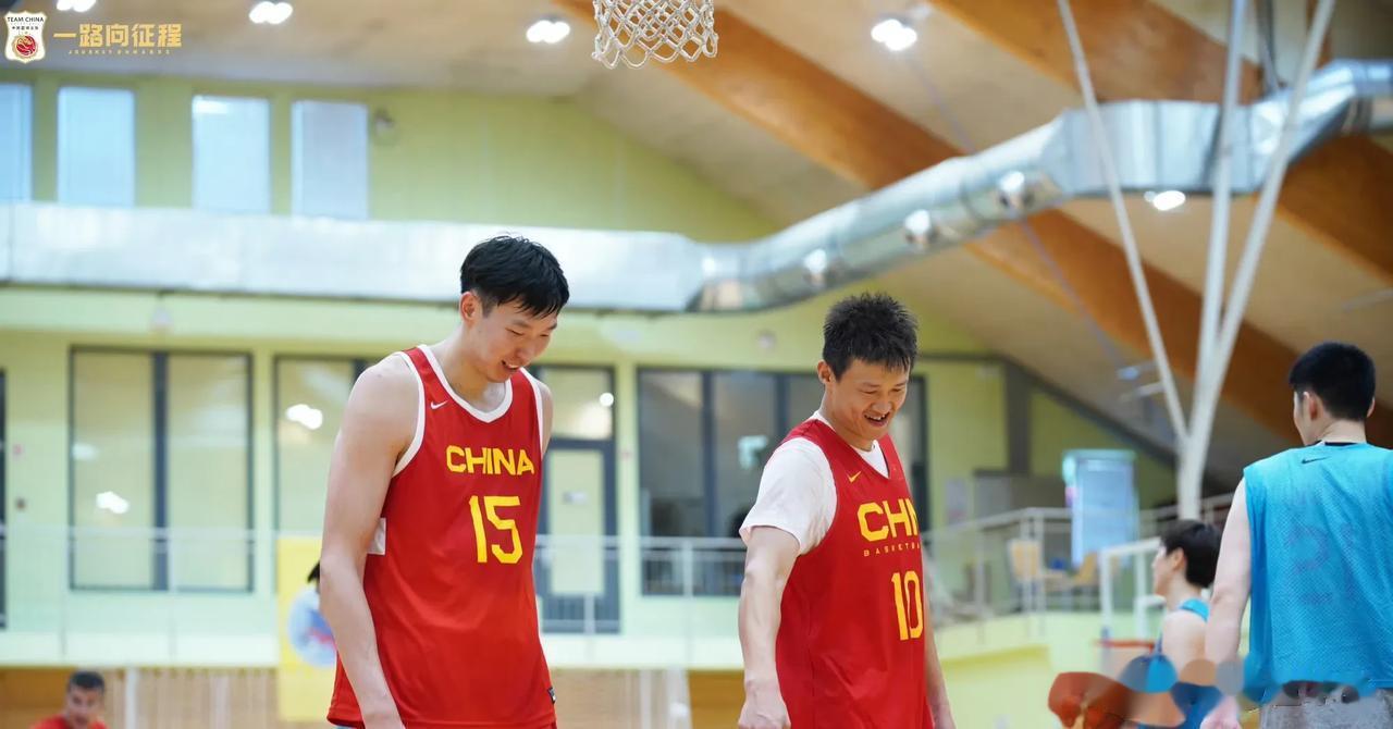 好队友！周琦谈中国男篮新队友李凯尔同志：“凯尔确实是一个非常无私的球员，他的打法
