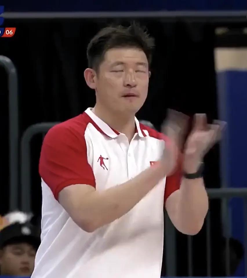 关于大运会的中国大学男篮，目前来看主教练陈磊太被球迷们诟病了。从我这一年看CUB